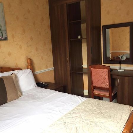 The Pines Guest Accommodation Chippenham  Bagian luar foto