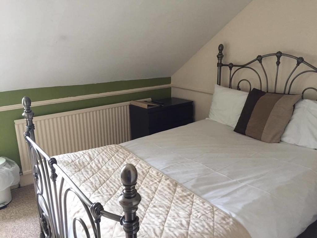 The Pines Guest Accommodation Chippenham  Bagian luar foto