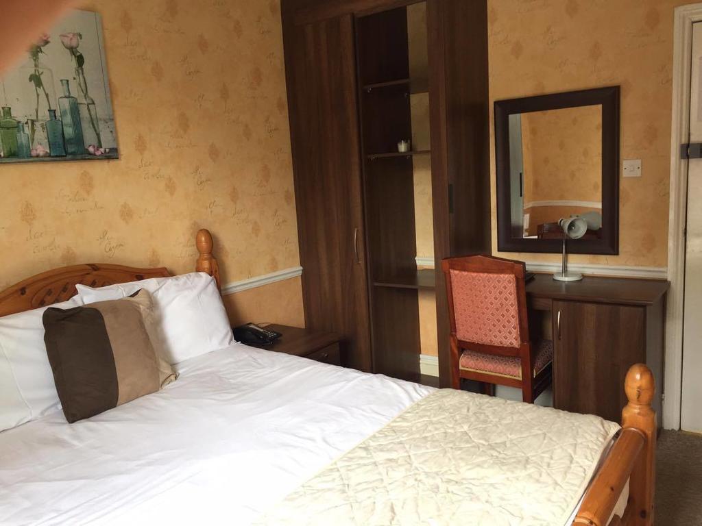 The Pines Guest Accommodation Chippenham  Bagian luar foto