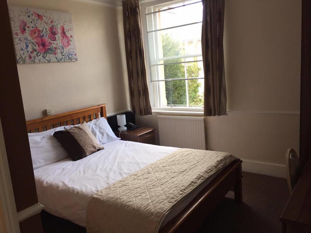 The Pines Guest Accommodation Chippenham  Bagian luar foto