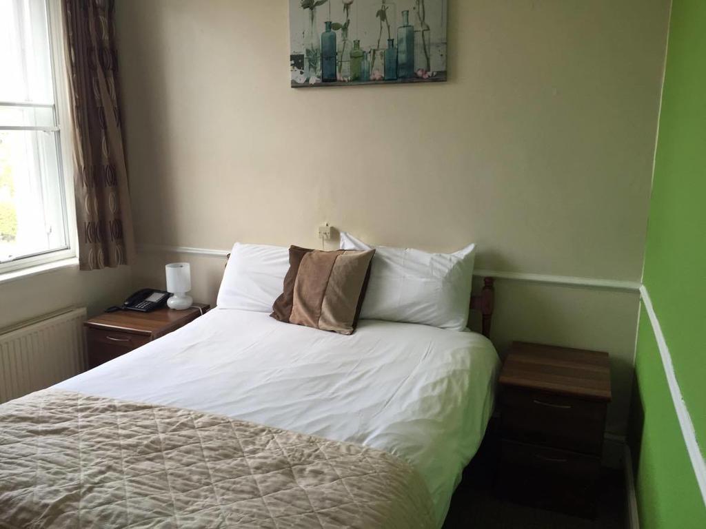 The Pines Guest Accommodation Chippenham  Bagian luar foto