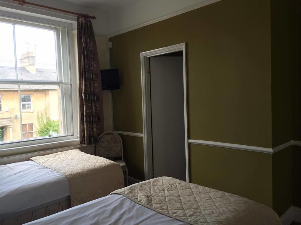 The Pines Guest Accommodation Chippenham  Bagian luar foto