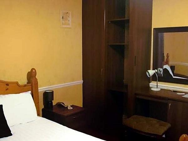 The Pines Guest Accommodation Chippenham  Bagian luar foto