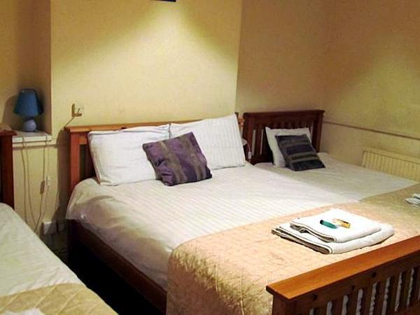 The Pines Guest Accommodation Chippenham  Bagian luar foto
