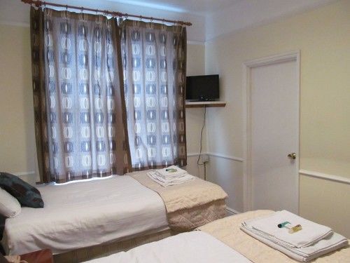 The Pines Guest Accommodation Chippenham  Bagian luar foto